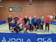 Die Spielerinnen und Spieler der PingPongParkinson-Gruppe aus Münster und  Griesheim gemeinsam vor dem Spiel